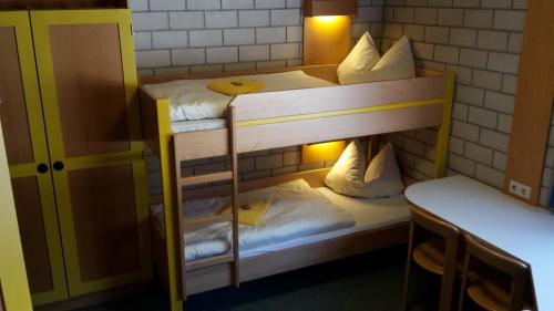 罗拉赫赫尔穆特 - 沃森莫 - 罗拉赫旅舍的客房内的双层床和两张双层床