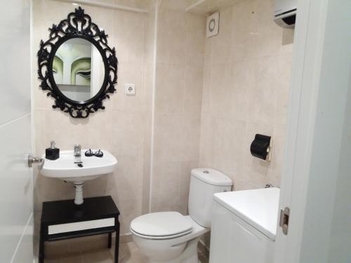 科马鲁加Apartamento Torre Sant Salvador的一间带卫生间、水槽和镜子的浴室