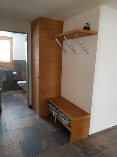 马尔邦Ferienwohnung Allmeina的一间带木制架子和卫生间的浴室