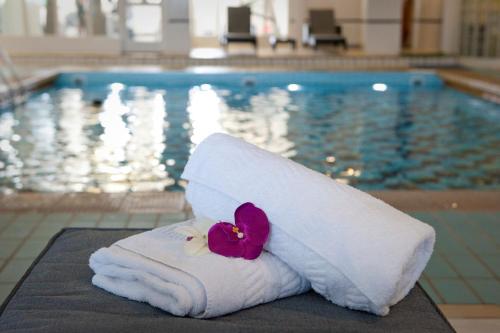 浦耳沙洲酒店的游泳池旁的一条毛巾,上面有花