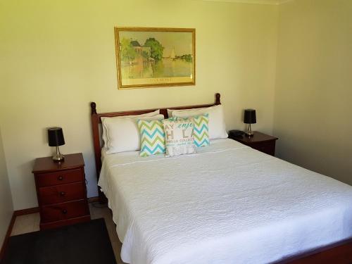 文森提亚文森提亚蓝色杰维斯湾公寓的一间卧室配有白色床和2个床头柜