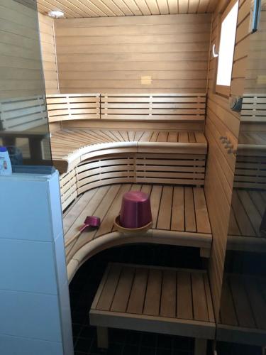 KangosjärviHarjuniemi的一间小型桑拿浴室,里面设有紫色凳子
