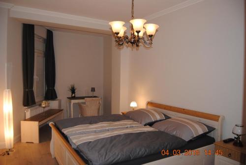 基尔Schöne Ferienwohnung zentral gelegen的一间卧室配有两张床和吊灯。