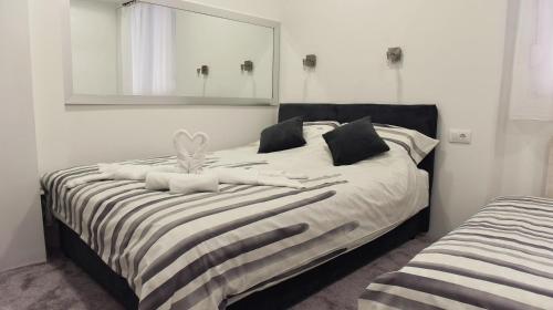 乌日策Apartment Centar的一间卧室配有一张带大镜子的床