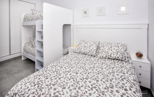 桑卢卡尔-德巴拉梅达La Pandorga的一间卧室配有一张床和双层床