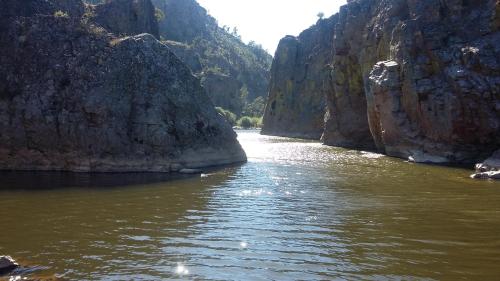 CarregaisCasas dos Carregais的两座岩石峭壁之间的河流