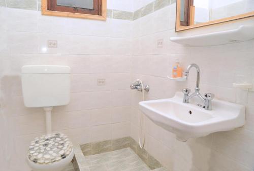 阿吉亚玛丽娜海豚酒店的白色的浴室设有水槽和卫生间。