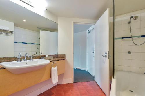 达尔文曼特拉伊斯莆兰德度假村的一间带水槽和淋浴的浴室