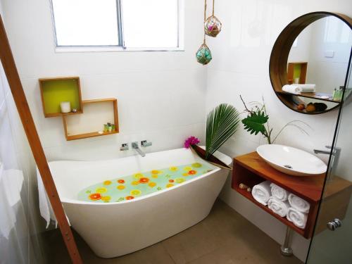 约克斯诺波凯恩斯海洋假日公寓别墅酒店的白色的浴室设有浴缸和水槽。