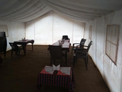 Sir Bhum Chun加哈小山徒步旅行露营旅馆的帐篷内带桌椅的房间