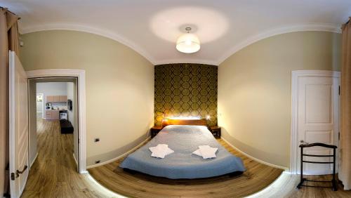 利沃夫利沃夫公寓酒店的一间卧室配有一张两星床