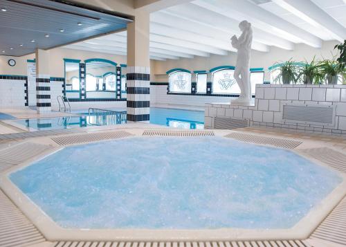 沃斯弗莱舍汽车旅馆的一座大楼内一座带雕像的大型游泳池