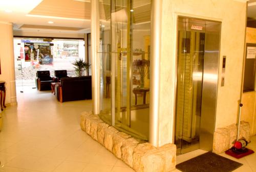 洛哈罗汉松酒店的大楼的大堂,设有玻璃电梯