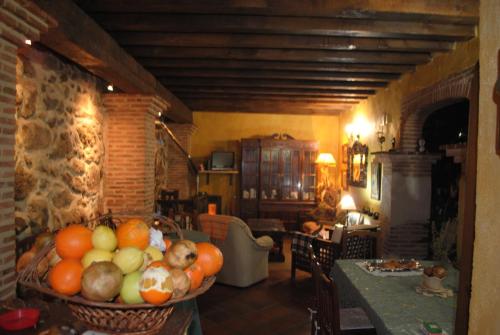 米哈雷斯卡萨多纳里吉亚酒店的一间房间,配有一张桌子和一碗水果