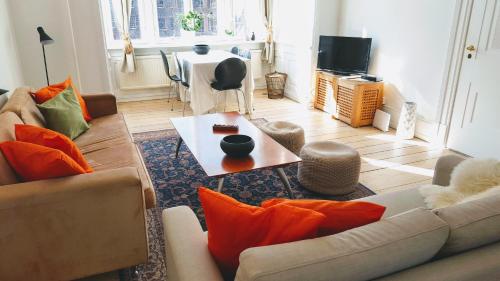 哥本哈根阿布勒瓦特公寓的客厅配有沙发和桌子