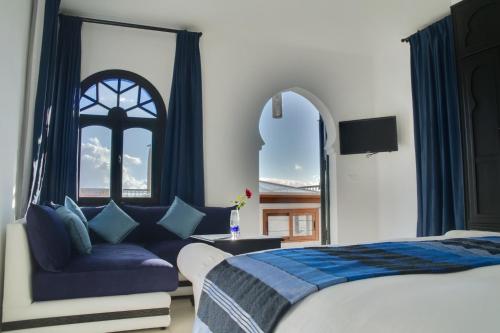 舍夫沙万丽娜莱德spa酒店的卧室配有床、椅子和窗户。