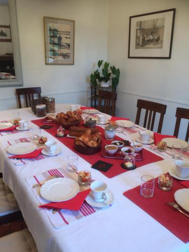 索米尔鲁卡塞利尔住宿加早餐酒店的一张桌子,上面有白色的桌布,上面有食物