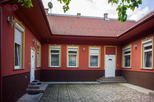 德布勒森Cívis Szálláshely的红色屋顶的橙色房子