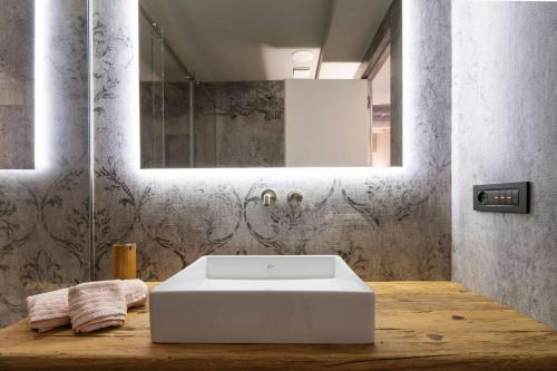 米兰My Lovely Place Navigli的浴室设有白色水槽和镜子