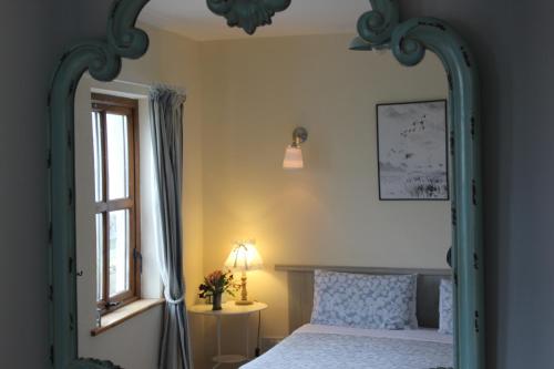 克利夫登克利夫登湾旅馆的一间卧室配有一张带大镜子的床