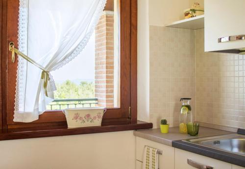 ParellaAppartamento panoramico的厨房设有窗户和水槽