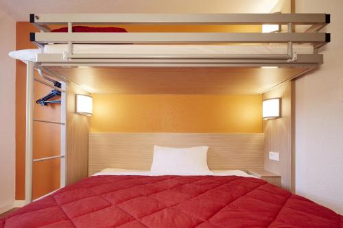 戴高乐机场-巴黎北部维勒班特展览中心普瑞米尔经典酒店客房内的一张或多张床位