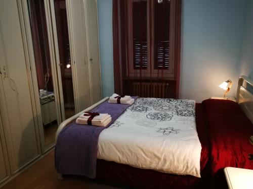 蒙多维布鲁诺之家住宿加早餐旅馆的一间卧室配有一张大床和毛巾