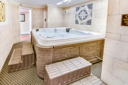 新奥尔良新奥尔良广场中心套房公寓式酒店的客房内的浴室设有大浴缸