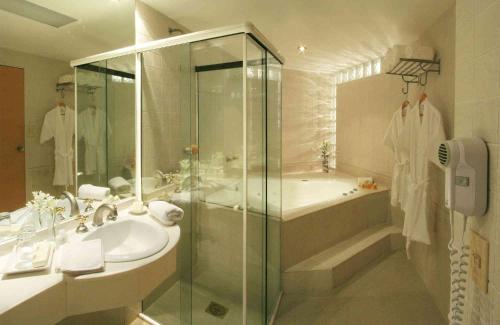 广场里尔套房酒店的一间浴室