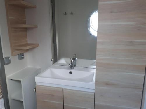 南莱潘Mobil Home Sainte Baume的浴室设有白色水槽和镜子