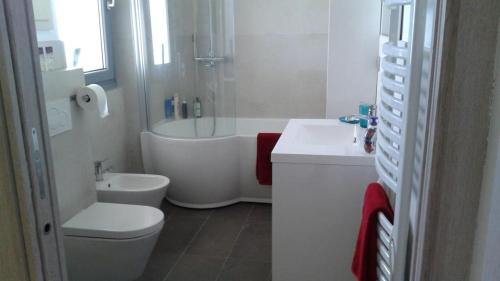 拉莫拉Casa Da Cristina Apartment Short Stay的白色的浴室设有浴缸、卫生间和水槽。