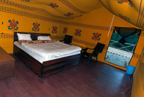 柴尔丛林住宿豪华帐篷的帐篷内一间卧室,配有一张床