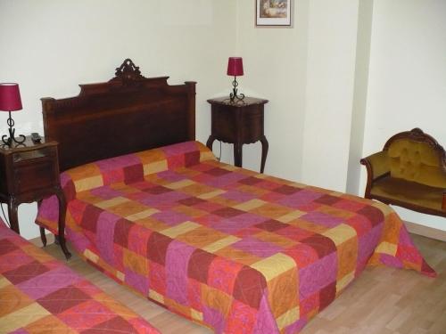 蒙特利马尔Auberge La Pignata的一间卧室配有一张带五颜六色棉被的床