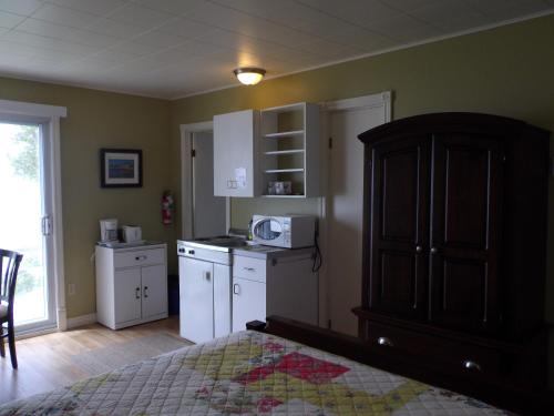 卡穆拉斯卡凯博乐可汽车旅馆 的客房设有带一张床和微波炉的厨房