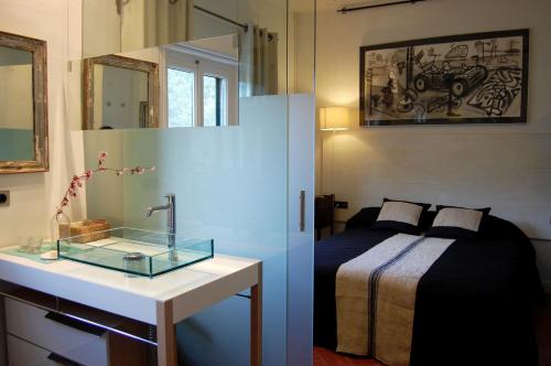 帕拉莫斯芬卡贝尔乡村民宿的一间卧室配有一张床和一个带镜子的水槽