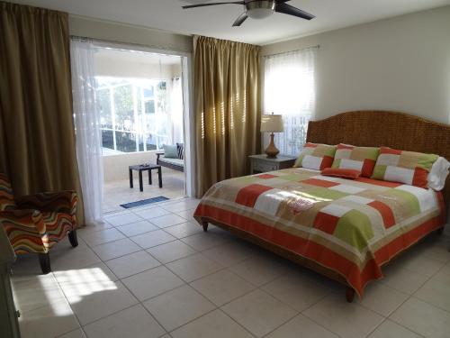 那不勒斯Luxury and the beach的一间卧室设有一张床和一间客厅。