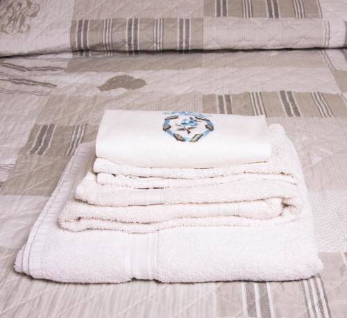 纳维廖河畔切尔努斯科卡塞塔公寓的床上的一大堆毛巾