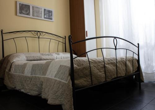 纳维廖河畔切尔努斯科卡塞塔公寓的一间卧室配有一张带毯子的床和窗户