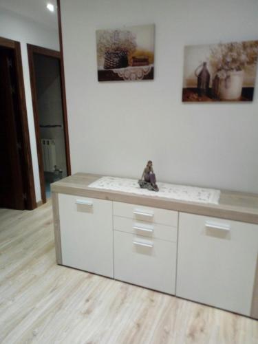 罗德里戈城Alojamiento Samumari的一间厨房,在房间内配有白色的台面