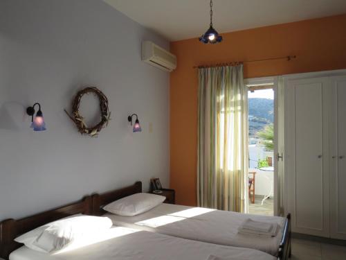 加利萨斯Korali apartments的一间卧室设有两张床和大窗户
