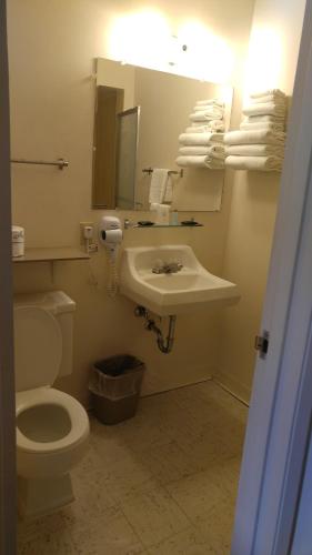 北普拉特美洲最佳价值旅馆北普拉特的一间带水槽、卫生间和镜子的浴室