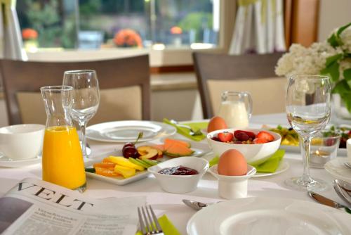 居特斯洛阿佩尔巴姆环形酒店的一张桌子,上面放着一盘食物和酒杯