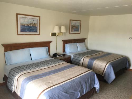 Kewaunee科赫汽车旅馆的酒店客房,设有两张床和一盏灯