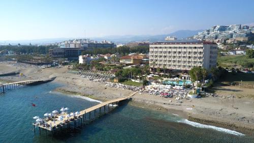 科纳克勒Anitas Hotel的享有海滩空中美景,设有码头
