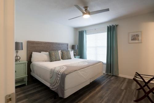 布雷登顿Oasis Villa Retreat的一间卧室配有一张床和吊扇
