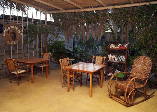 曼克拉阿奎玛尔住宿加早餐旅馆的一个带桌椅的庭院和一个书架