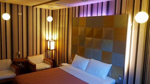乌来 51温泉的酒店客房,配有床、椅子和灯