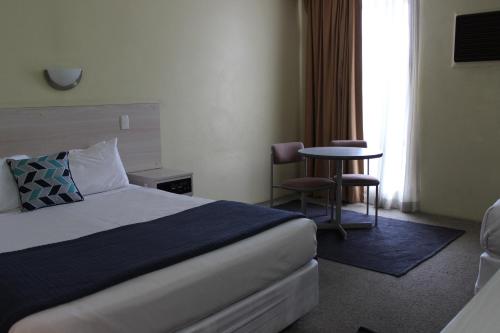 沃里克农场埃尔托罗汽车旅馆的酒店客房配有一张床铺和一张桌子。