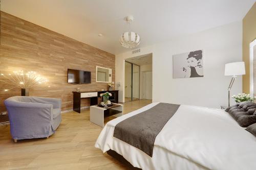 布良斯克大都市酒店的一间带大床的卧室和一间客厅