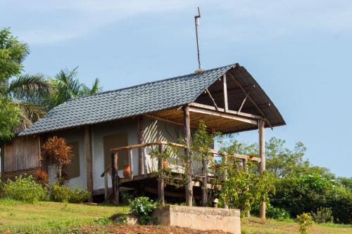 金贾生活水域度假酒店的一间小房子,有 ⁇ 帽屋顶